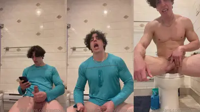 Beau gosse arabe se déshabille dans la salle de bain et se branle la grosse queue