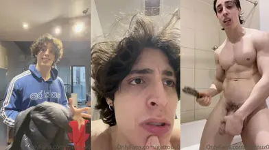 Beau gosse arabe passe du sweat au nu dans la salle de bain