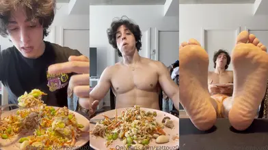 Je mange torse nu et je te montre mes grands pieds en me relaxant