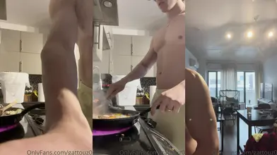 Je cuisine entièrement nu dans la cuisine en montrant mon corps