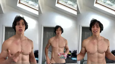 Je pose torse nu sous le velux et montre mon corps athlétique