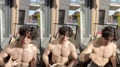 Je branle ma grosse bite et montre mes grands pieds pendant que je me branle