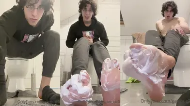 Je traîne chez moi torse nu et te tease avec mon attitude alpha