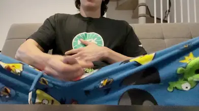 Gattouz0 - Se branle sa grosse bite en t-shirt sur le canapé