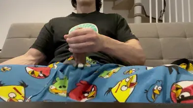 Gattouz0 - Se branle sa grosse bite en t-shirt sur le canapé