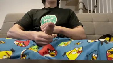 Gattouz0 - Se branle sa grosse bite en t-shirt sur le canapé