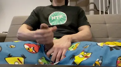 Gattouz0 - Se branle sa grosse bite en t-shirt sur le canapé