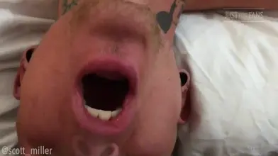 Top koweïtien défonce son passif sur le lit d'hôtel