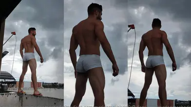 Flex du corps sur le toit en slip