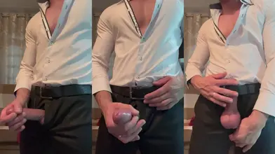 Chemise mise, ceinture mise, bite dehors — je me branle lentement