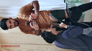 UgoMasonXXX Suce le Dom Arabe JafarXXX Comme Paiement Après Nettoyage des Toilettes - POV Humiliation