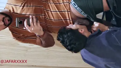UgoMasonXXX Suce le Dom Arabe JafarXXX Comme Paiement Après Nettoyage des Toilettes - POV Humiliation
