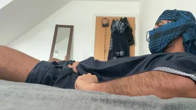 L'Alpha Koweïtien JafarXXX Se Réveille En Érection et Se Branle Sa Grande Bite Non Circoncise - Solo Masqué