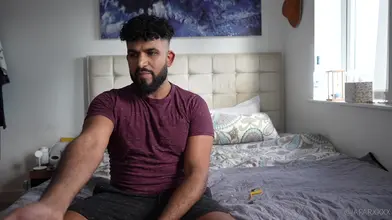 Alpha Koweïtien JafarXXX Se Renifle en Harnais de Cuir sur le Lit - Fétiche Reniflement Solo Pt.2