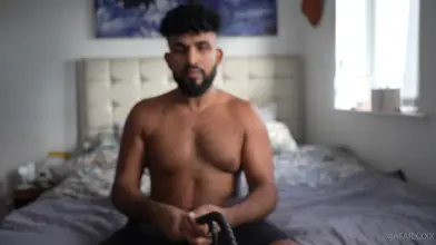 Alpha Koweïtien JafarXXX Se Renifle en Harnais de Cuir sur le Lit - Fétiche Reniflement Solo Pt.2