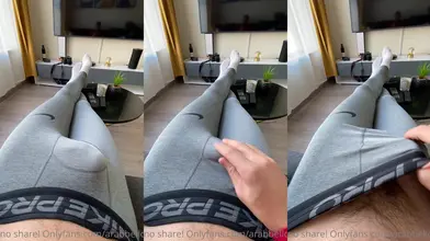 Je baisse mon short Nike pour te montrer ce qu'il y a en dessous