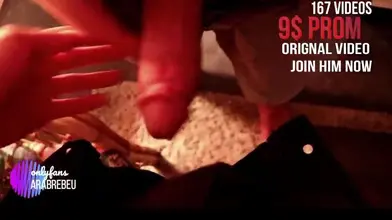 Je Montre Mon Dos et Mon Cul sur le Lit