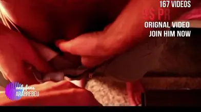 Je Montre Mon Dos et Mon Cul sur le Lit