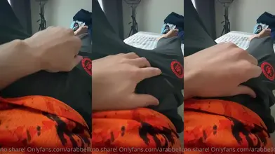 Je me caresse à travers mon hoodie sombre sur le canapé