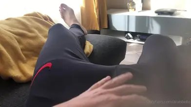 Me caresser à travers mon jogging Nike – après-midi paresseux sur le canapé