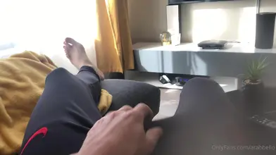 Me caresser à travers mon jogging Nike – après-midi paresseux sur le canapé