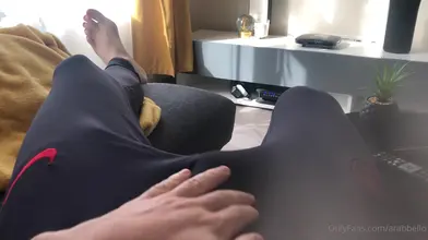 Me caresser à travers mon jogging Nike – après-midi paresseux sur le canapé