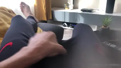Me caresser à travers mon jogging Nike – après-midi paresseux sur le canapé