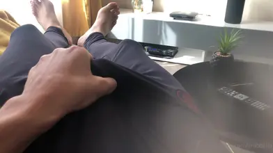 Me caresser à travers mon jogging Nike – après-midi paresseux sur le canapé