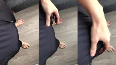 POV Allongé dans mon jogging sombre — pieds nus sur le sol, main sur l'élastique