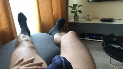 POV sur le canapé dans mon slip Addicted marine — me frottant la bite à travers le tissu