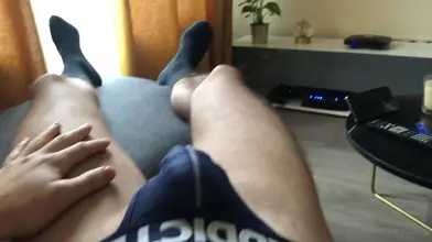 POV sur le canapé dans mon slip Addicted marine — me frottant la bite à travers le tissu