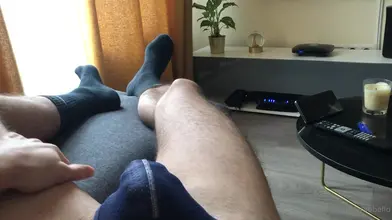 POV sur le canapé dans mon slip Addicted marine — me frottant la bite à travers le tissu