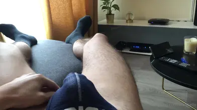 POV sur le canapé dans mon slip Addicted marine — me frottant la bite à travers le tissu