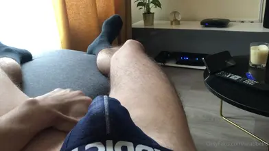 POV sur le canapé dans mon slip Addicted marine — me frottant la bite à travers le tissu