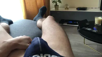 POV sur le canapé dans mon slip Addicted marine — me frottant la bite à travers le tissu