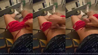 POV Allongé dans mon slip rouge — en le baissant pour te montrer