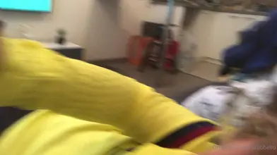 Allongé sur le canapé dans mon sweat jaune — la main dans mon jogging sombre