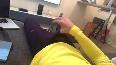 Allongé sur le canapé dans mon sweat jaune — la main dans mon jogging sombre