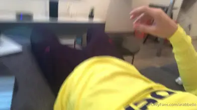 Allongé sur le canapé dans mon sweat jaune — la main dans mon jogging sombre