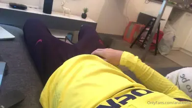 Allongé sur le canapé dans mon sweat jaune — la main dans mon jogging sombre