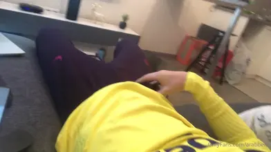 Allongé sur le canapé dans mon sweat jaune — la main dans mon jogging sombre