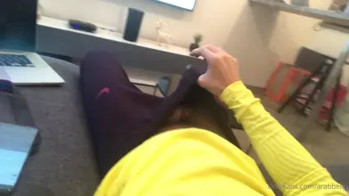 Allongé sur le canapé dans mon sweat jaune — la main dans mon jogging sombre
