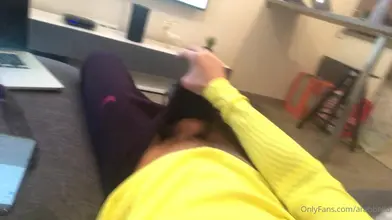 Allongé sur le canapé dans mon sweat jaune — la main dans mon jogging sombre