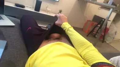 Allongé sur le canapé dans mon sweat jaune — la main dans mon jogging sombre