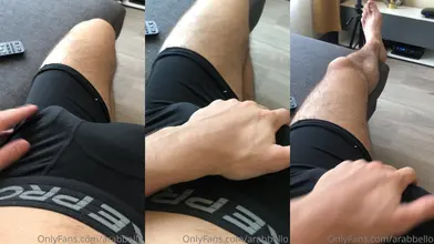 Je frotte ma bosse à travers mon short de compression — Amateur marocain