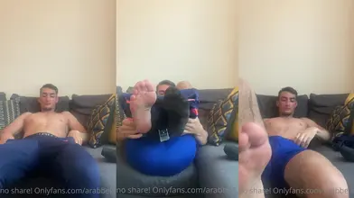 Torse nu sur le canapé — tease visage et pieds