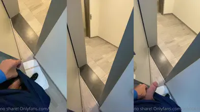 Flash rapide dans le miroir de l'ascenseur — tease de dix secondes