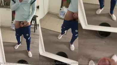 Tenue Chelsea et queue sortie — flash debout dans le miroir de la cuisine