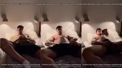 Tard dans la nuit au lit — La chemise part, le corps s'offre