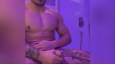 Lumières violettes sous la douche — Bandé et sans presse